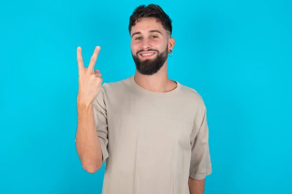 Bebaarde Blanke Man Draagt Casual Shirt Blauwe Achtergrond Glimlachend Zoek — Stockfoto