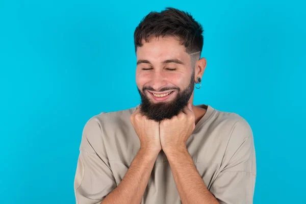 Alegre Barbudo Caucásico Hombre Usando Casual Camiseta Sobre Fondo Azul —  Fotos de Stock