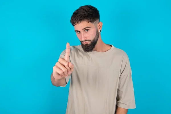 Barbudo Caucasiano Homem Vestindo Casual Shirt Sobre Azul Fundo Frustrado — Fotografia de Stock