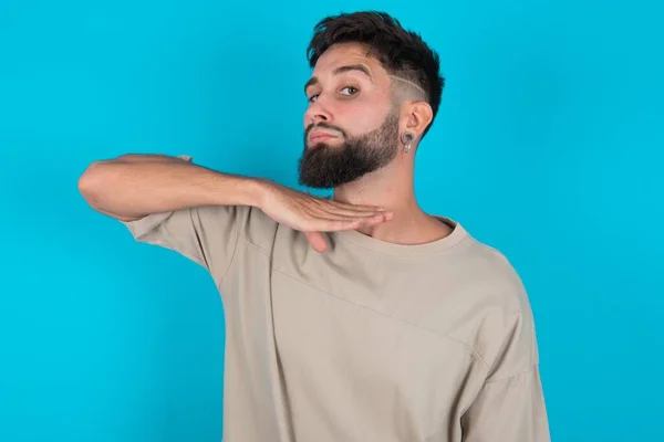 Bebaarde Blanke Man Draagt Casual Shirt Blauwe Achtergrond Doorsnijden Keel — Stockfoto