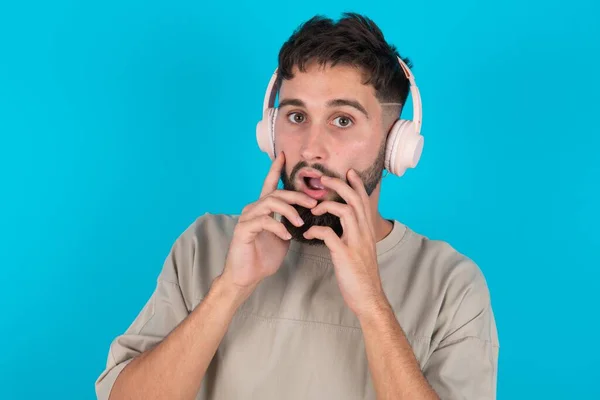Shocked Bearded Caucasian Man Wearing Casual Shirt Blue Background Stares — Stock Photo, Image