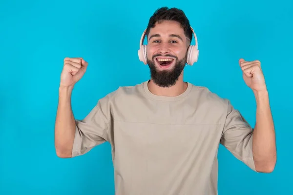 Homme Caucasien Barbu Émotionnel Portant Shirt Décontracté Sur Fond Bleu — Photo