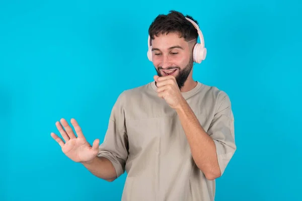 Happy Bearded Kaukasian Man Draagt Casual Shirt Blauwe Achtergrond Zingt — Stockfoto