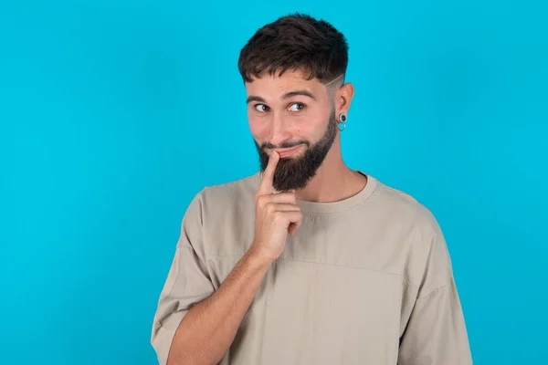 Adorável Sonhador Homem Caucasiano Barbudo Vestindo Casual Shirt Sobre Fundo — Fotografia de Stock