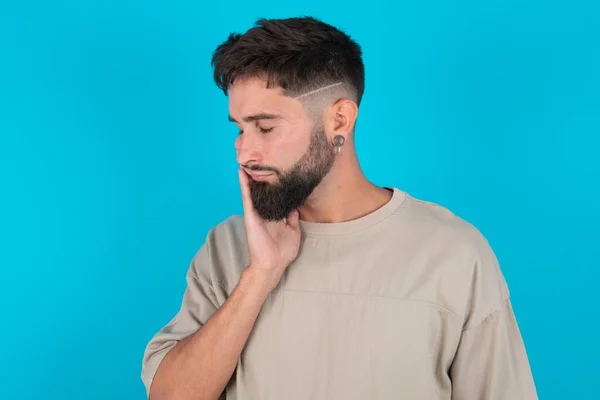 Baard Kaukasische Man Dragen Casual Shirt Blauwe Achtergrond Met Kiespijn — Stockfoto