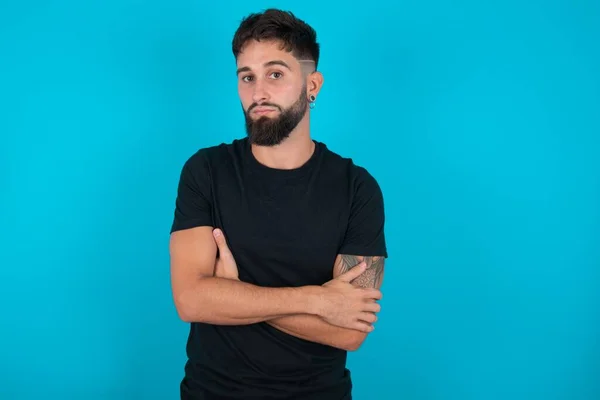 Serieuze Dure Latino Bebaarde Man Zwart Shirt Tegen Een Blauwe — Stockfoto