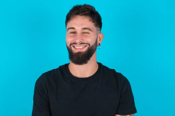 Kokette Latino Bebaarde Man Met Zwart Shirt Tegen Een Blauwe — Stockfoto