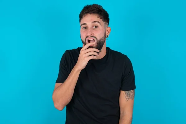 Zenuwachtig Verbaasd Latino Bebaarde Man Draagt Zwart Shirt Staan Tegen — Stockfoto