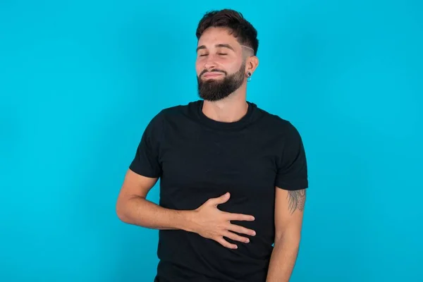 Joven Hombre Barbudo Hispano Vistiendo Camiseta Negra Pie Sobre Fondo —  Fotos de Stock