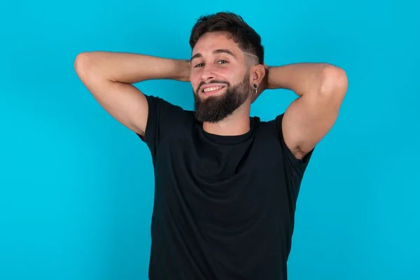 Jonge Latijns Amerikaanse Man Met Baard Zwart Shirt Staande Tegen — Stockfoto