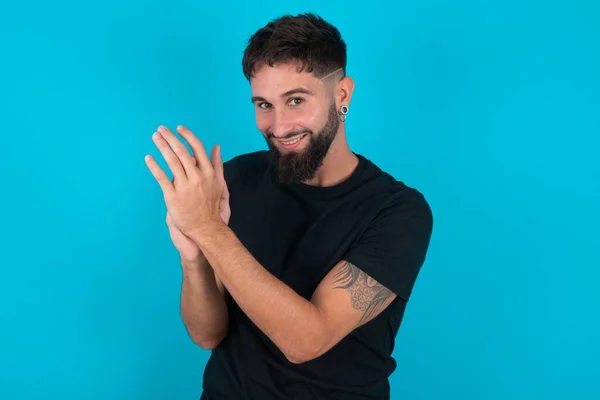 Jovem Hispânico Barbudo Homem Vestindo Preto Shirt Contra Azul Fundo — Fotografia de Stock