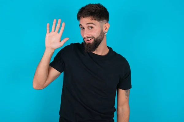 Jonge Latijns Amerikaanse Man Met Baard Zwart Shirt Tegen Een — Stockfoto