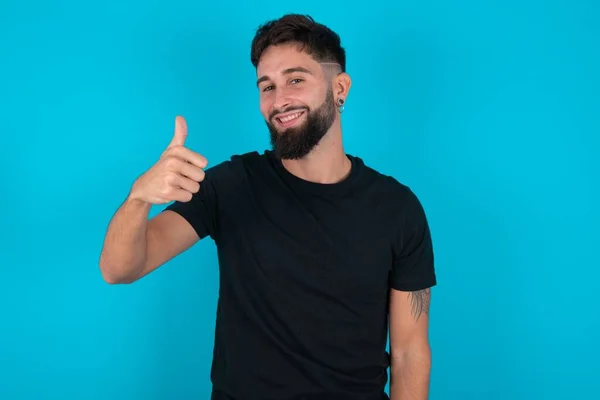 Jonge Latino Bebaarde Man Met Een Zwart Shirt Tegen Een — Stockfoto