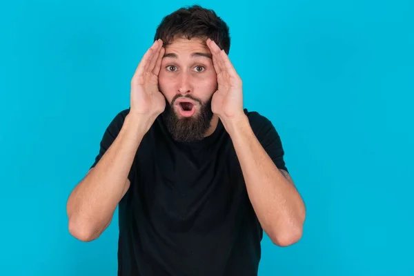 Junger Hispanischer Bärtiger Mann Mit Schwarzem Shirt Der Vor Blauem — Stockfoto