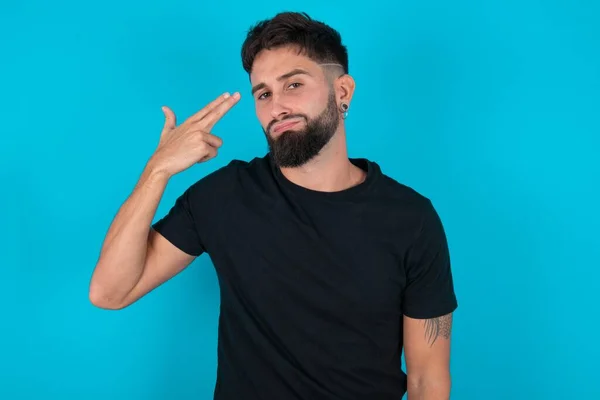Ongelukkig Jonge Latino Bebaarde Man Draagt Zwart Shirt Tegen Blauwe — Stockfoto
