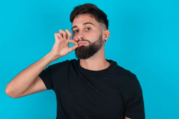 Jonge Latijns Amerikaanse Man Met Een Baard Zwart Shirt Staande — Stockfoto