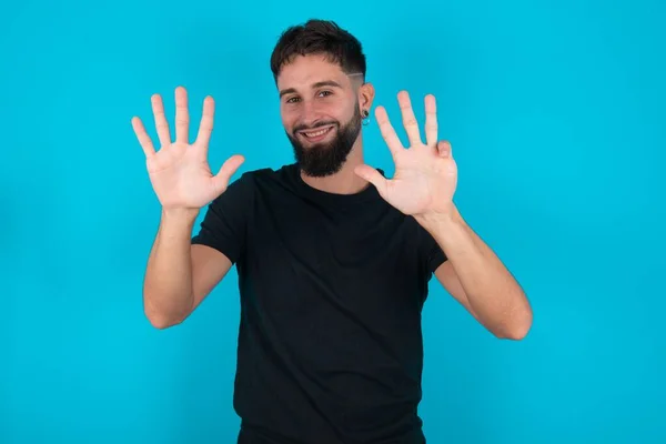 Jonge Latijns Amerikaanse Man Met Baard Draagt Zwart Shirt Staande — Stockfoto