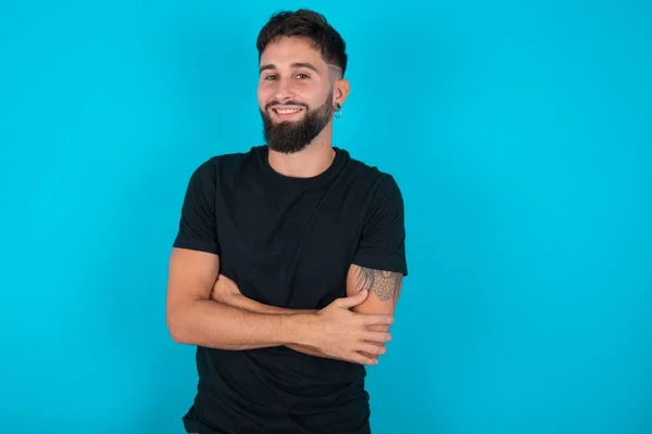 Joven Hombre Barbudo Hispano Vistiendo Camiseta Negra Pie Sobre Fondo — Foto de Stock