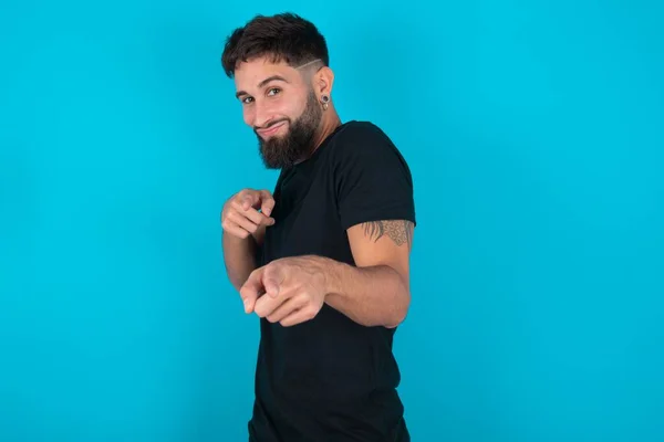 Vreugdevolle Latino Bebaarde Man Draagt Zwart Shirt Staan Tegen Een — Stockfoto