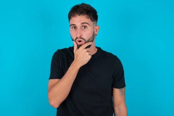 Hispanic Bebaarde Man Draagt Zwart Shirt Staan Tegen Een Blauwe — Stockfoto