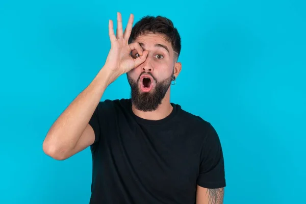 Hombre Barbudo Hispano Vistiendo Camiseta Negra Pie Sobre Fondo Azul —  Fotos de Stock