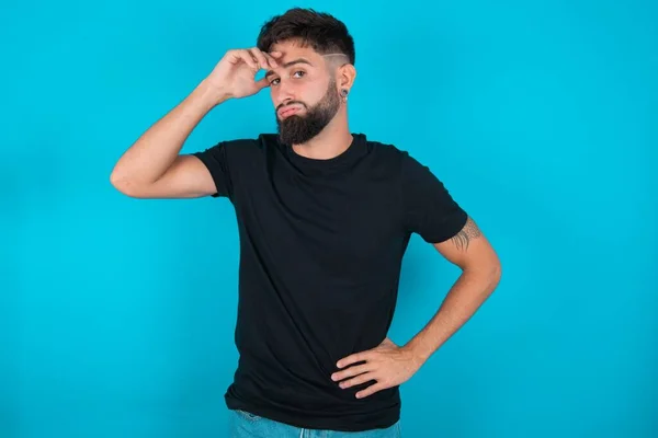 Hispânico Barbudo Homem Vestindo Preto Shirt Contra Azul Fundo Tendo — Fotografia de Stock