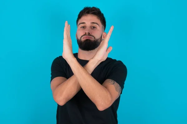 Hombre Barbudo Hispano Vistiendo Camiseta Negra Pie Sobre Fondo Azul —  Fotos de Stock