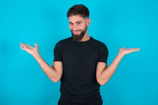 Alegre Otimista Homem Barbudo Hispânico Vestindo Camiseta Preta Contra Fundo — Fotografia de Stock