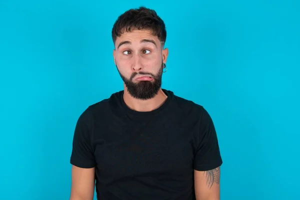 Hombre Barbudo Hispano Vistiendo Camiseta Negra Pie Sobre Fondo Azul — Foto de Stock