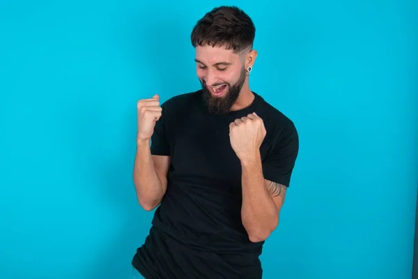 Homem Barbudo Hispânico Vestindo Camiseta Preta Contra Fundo Azul Muito — Fotografia de Stock