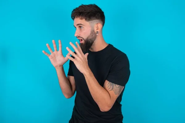 Latino Bebaarde Man Draagt Zwart Shirt Staande Tegen Blauwe Achtergrond — Stockfoto