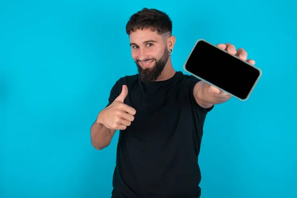 Retrato Homem Barbudo Hispânico Vestindo Camiseta Preta Contra Fundo Azul — Fotografia de Stock