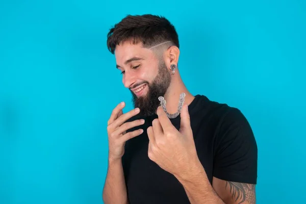 Happy Young Latino Bebaarde Man Met Zwart Shirt Tegen Een — Stockfoto