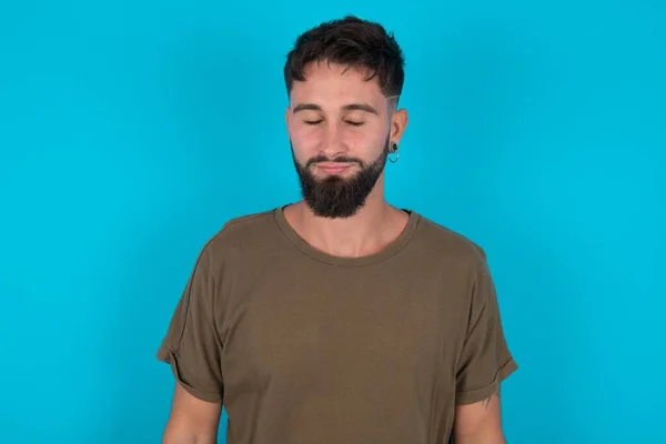 Genç Spanyol Sakallı Adam Mavi Arka Planda Duruyor Güzel Görünümlü — Stok fotoğraf
