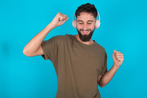 Jeune Homme Barbu Hispanique Insouciant Debout Sur Fond Bleu Avec — Photo