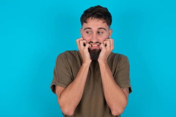 Terrified Young Hispanic Bearded Man Standing Blue Background Looks Empty — Stock Photo, Image