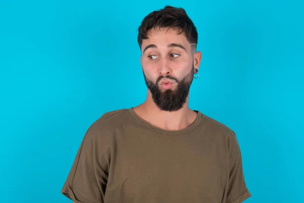 Shocked Young Hispanic Bearded Man Standing Blue Background Look Empty — Stock Photo, Image