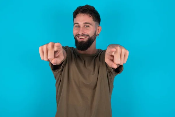 Genç Spanyol Sakallı Adam Mavi Arka Planda Dikiliyor Neşeli Gülümsüyor — Stok fotoğraf