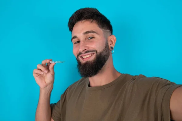 Young Hispanic Bearded Man Standing Blue Background Make Selfie Holding — Stock Photo, Image