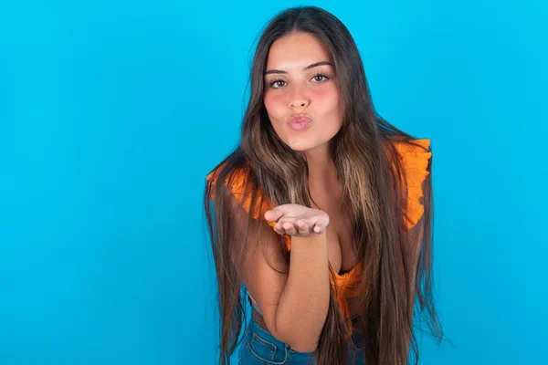 Belle Femme Brune Portant Débardeur Orange Sur Fond Bleu Regardant — Photo