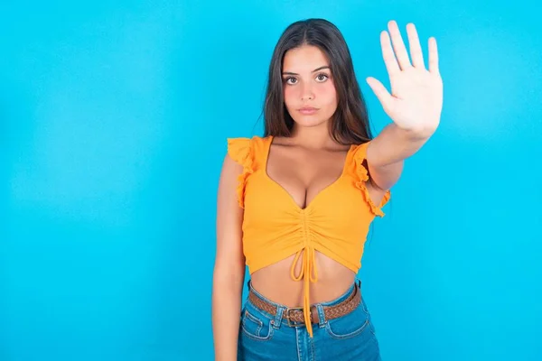 Hermosa Mujer Morena Con Camiseta Naranja Sobre Fondo Azul Haciendo — Foto de Stock