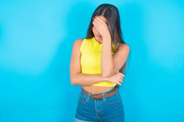 Hermosa Mujer Morena Vistiendo Camiseta Amarilla Sobre Fondo Azul Haciendo — Foto de Stock