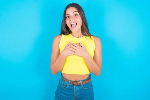 Gelukkig Glimlachen Mooie Brunette Vrouw Dragen Gele Tank Top Blauwe — Stockfoto