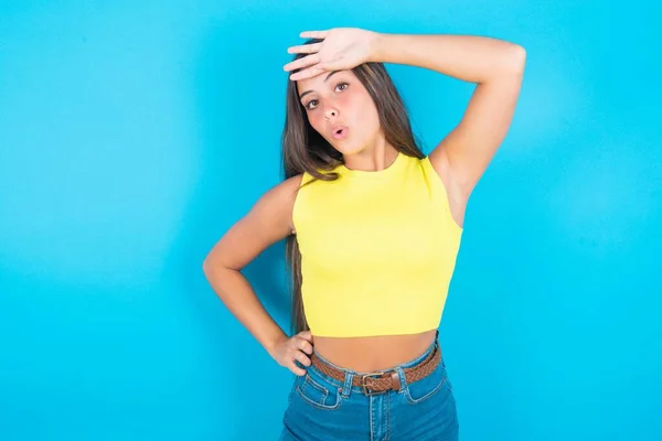 Mooie Brunette Vrouw Dragen Gele Tank Top Blauwe Achtergrond Vegen — Stockfoto