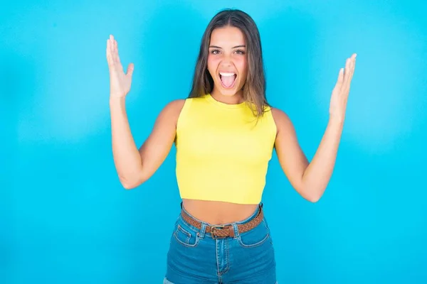 Joyful Enthousiast Gelukkig Mooi Brunette Vrouw Dragen Gele Tank Top — Stockfoto