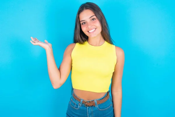 Positief Blij Mooie Brunette Vrouw Draagt Gele Tank Top Blauwe — Stockfoto
