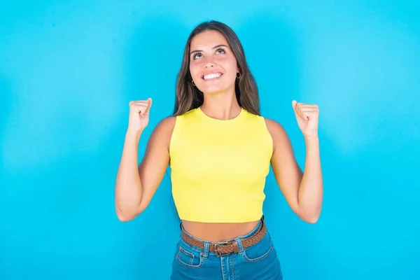 Jonge Mooie Brunette Vrouw Dragen Gele Tank Top Blauwe Achtergrond — Stockfoto