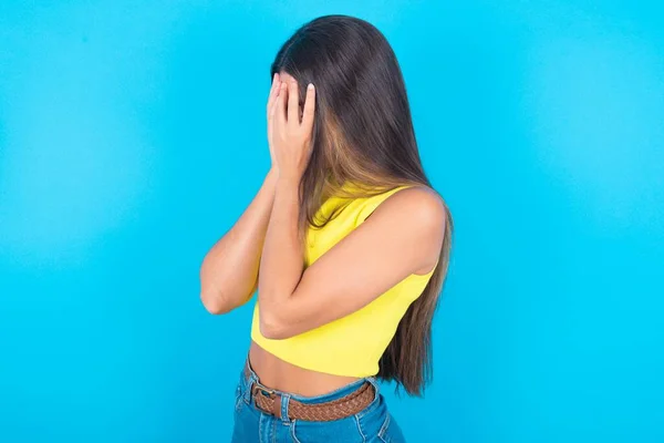 Mujer Morena Hermosa Triste Vistiendo Camiseta Amarilla Sobre Fondo Azul — Foto de Stock