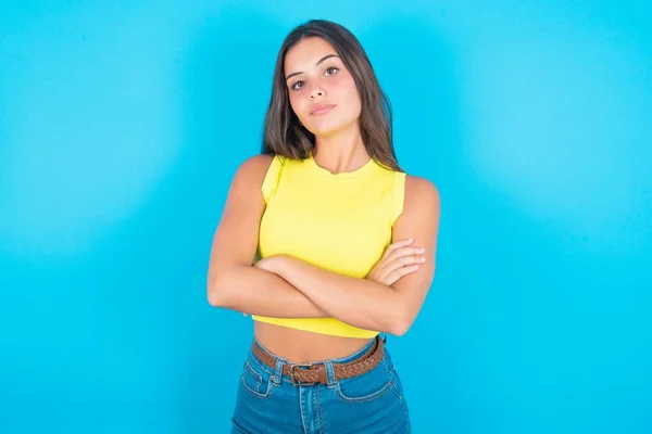 Foto Van Boze Mooie Brunette Vrouw Dragen Van Gele Tank — Stockfoto