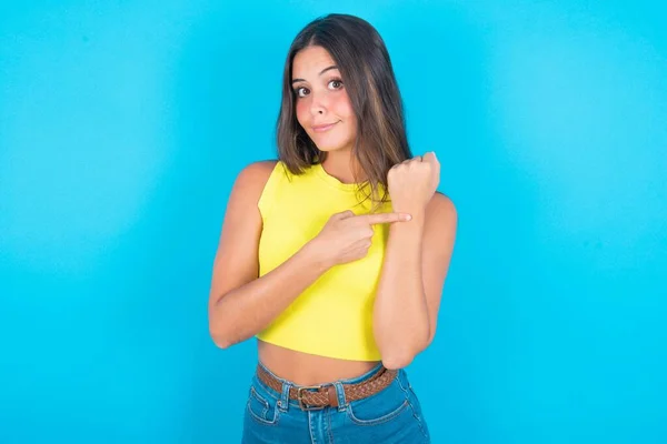 Hermosa Mujer Morena Vistiendo Camiseta Amarilla Sobre Fondo Azul Con —  Fotos de Stock